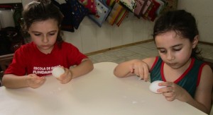 crianças comendo ovo