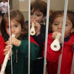 crianças tocando flauta