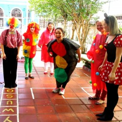 pais brincando no dia da criança