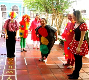 pais brincando no dia da criança