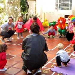 pais brincando no dia da criança