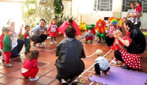 pais brincando no dia da criança
