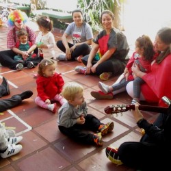 pais brincando no dia da criança