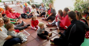 pais brincando no dia da criança