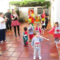 pais brincando no dia da criança