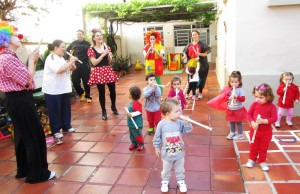 pais brincando no dia da criança