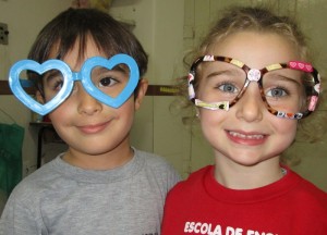 crianças fantasiadas