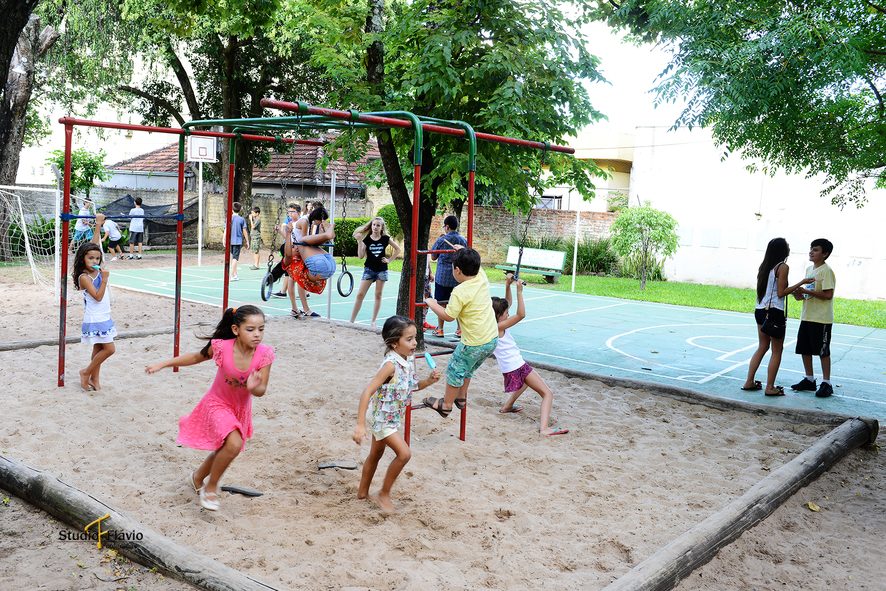 crianças no pátio
