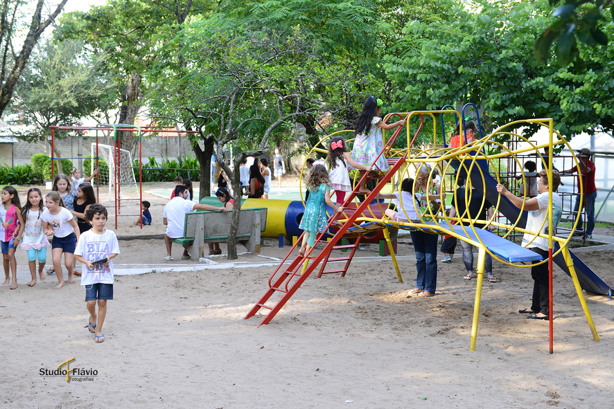 crianças no pátio