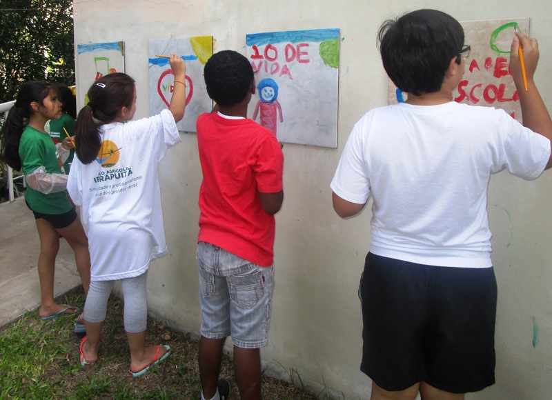 crianças pintando na VIDA