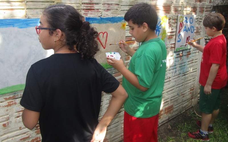 crianças pintando na VIDA