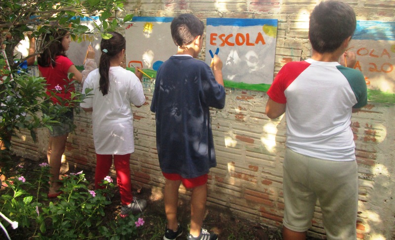 crianças pintando na VIDA