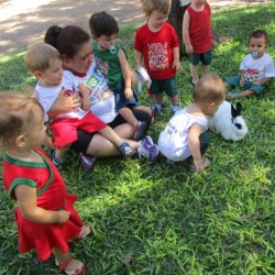 crianças com coelho