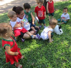 crianças com coelho