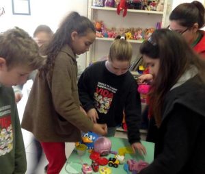 Crianças em atividade para Santa Casa