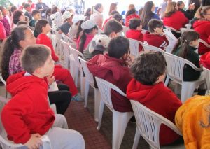 crianças na feira do livro