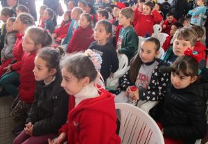 crianças na feira do livro