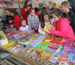 crianças na feira do livro