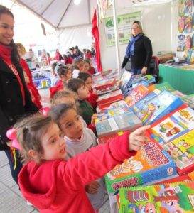 crianças na feira do livro