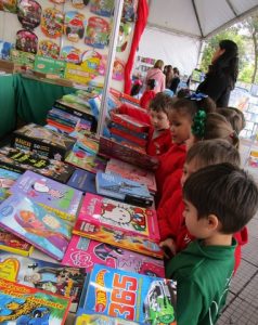crianças na feira do livro