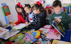 crianças na feira do livro