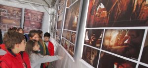 crianças na feira do livro