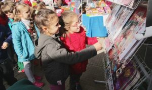 crianças na feira do livro