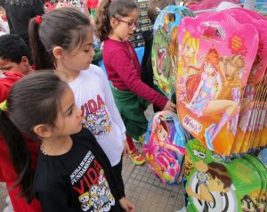 crianças na feira do livro