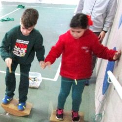 crianças em circuito