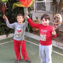 crianças em circuito