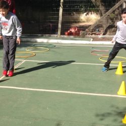 crianças em circuito