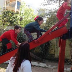 crianças em circuito