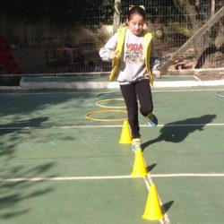 crianças em circuito