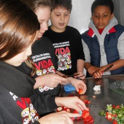 crianças preparando receitas na aula de Inglês