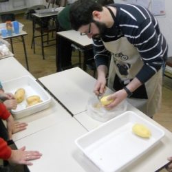 crianças preparando receitas na aula de Inglês