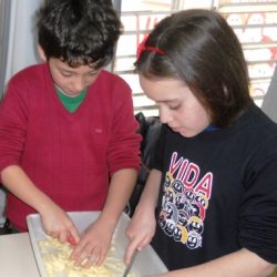 crianças preparando receitas na aula de Inglês