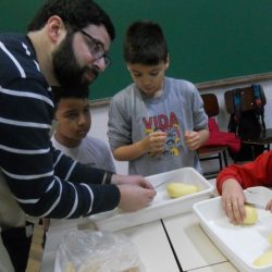 crianças preparando receitas na aula de Inglês