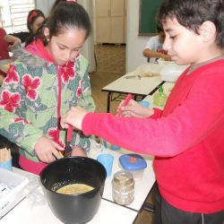 crianças preparando receitas na aula de Inglês
