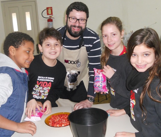 crianças preparando receitas na aula de Inglês