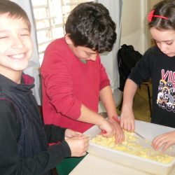 crianças preparando receitas na aula de Inglês