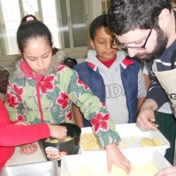 crianças preparando receitas na aula de Inglês