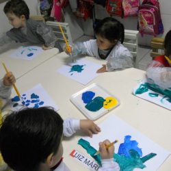 crianças pintando
