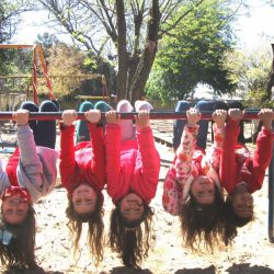 crianças penduradas em brinquedo da pracinha