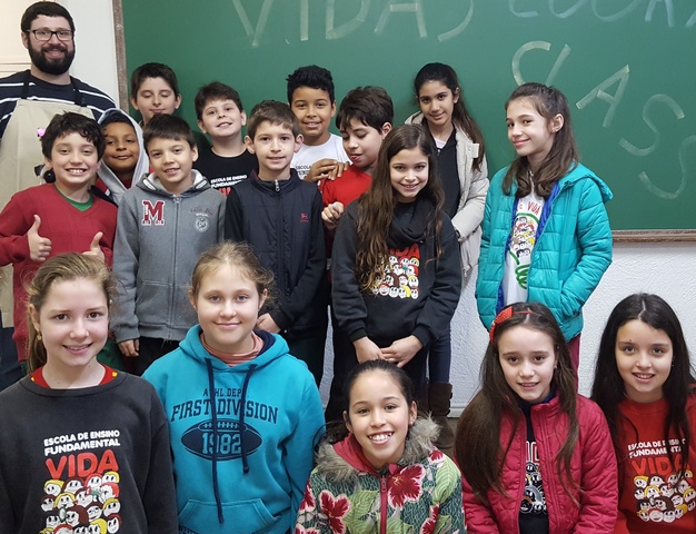 crianças preparando receitas na aula de Inglês