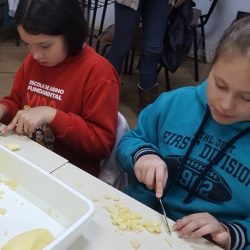 crianças preparando receitas na aula de Inglês