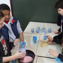 crianças preparando receitas na aula de Inglês