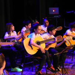 crianças tocando violão