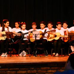 crianças tocando violão