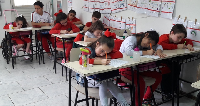 alunos escrevendo