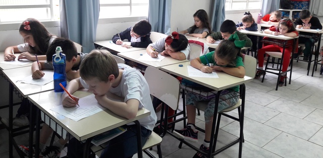 alunos escrevendo
